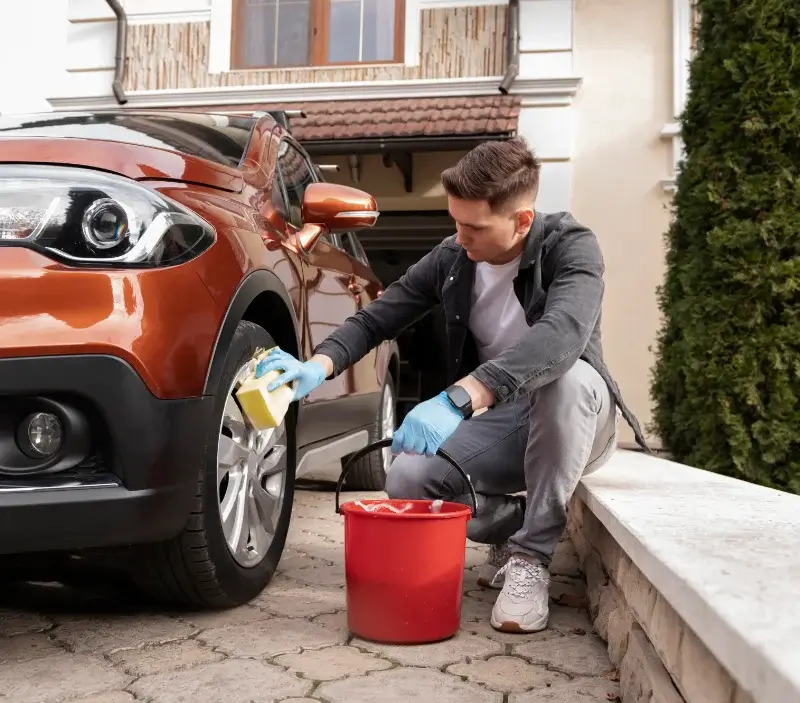 Lavage auto à domicile Bonnelles : professionnel intervenant sur un véhicule